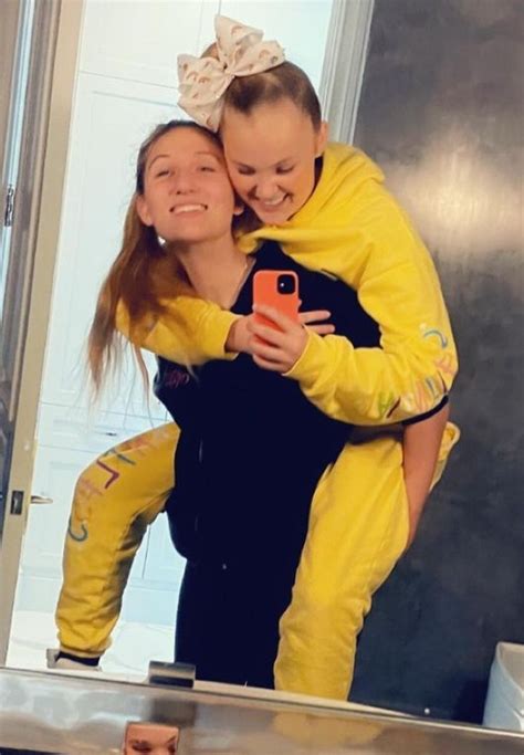 Jojo Siwa Kisses Girlfriend Kylie Prew As The Couple Hold Hands And Sing Together At Outdoor Concert