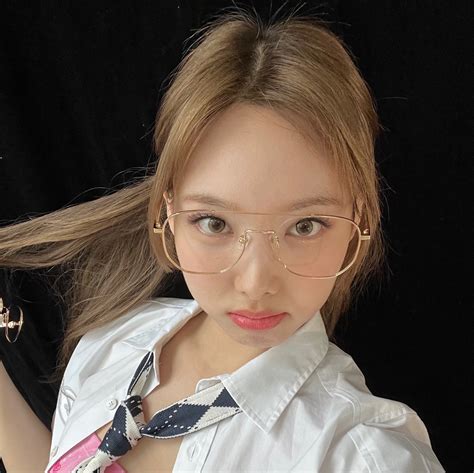 Nayeon Lesbian Protector On Twitter Nayeon And That Loose Tie My God 1jqmgl091j