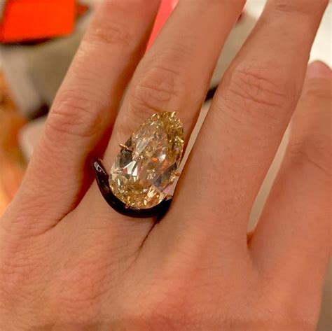 Plus, see how blake lively's ring measures up! Scarlett Johansson Engagement Ring Brown - Artist and ...