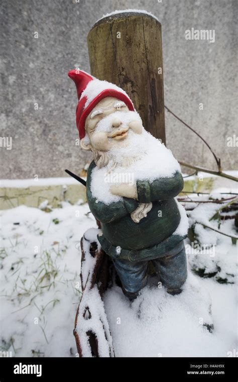 Gnome In Garden Hi Res Stock Photography And Images Alamy