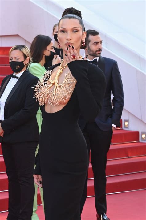 Канны 2021 Белла Хадид засветила голую грудь на Каннском кинофестивале