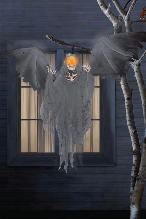 20 Outdoor Animated Halloween Decorations