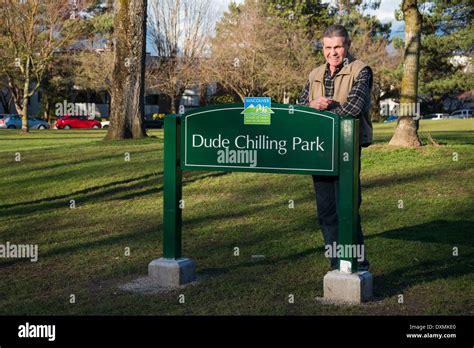 dude chilling park sign fotos und bildmaterial in hoher auflösung alamy