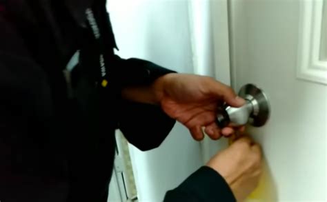 Jika berlaku situasi tombol pintu terkunci, pening kepala di buatnya. Cara Buka Pintu Terkunci Dari Dalam Hanya Guna Kertas ...