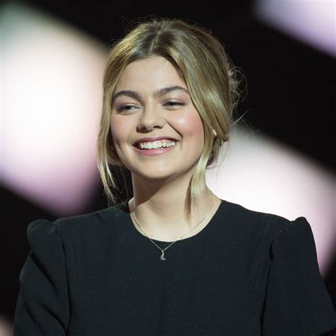 Louane est l'une des candidates de la saison 2 de the voice. Louane change radicalement de couleur de cheveux - Elle