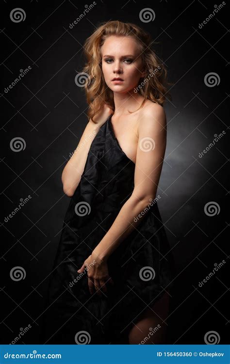 vackra nakna blonda gömda bakom en svart trasa arkivfoto bild av kvinnlig flicka 156450360