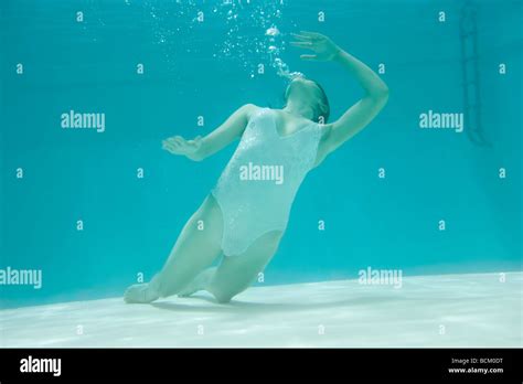 Teen Girl Underwater In Swimming Fotografías E Imágenes De Alta
