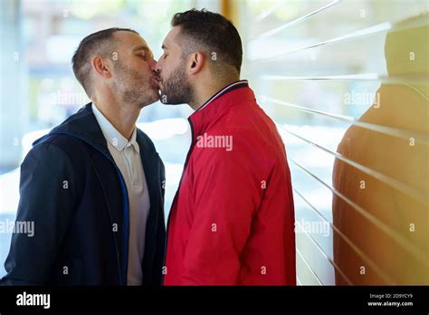 babe gay men kissing in the street fotografías e imágenes de alta resolución Alamy