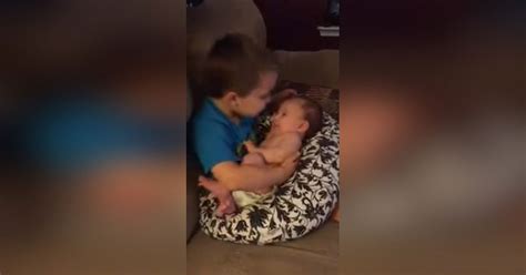 Mamá Pilla A Su Hijo Con Su Hermana Bebé En Brazos La Canción Que él Le Está Cantando Se Hará