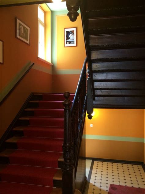 Linoleum war bereits in den fünfziger und sechziger ein sehr beliebter bodenbelag für treppenhäuser. Ein edles Treppenhaus mit rotem Teppich und Liebe zum ...