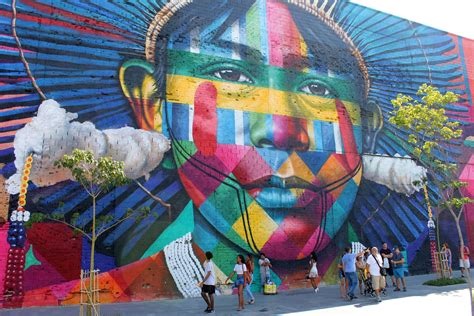 Rio De Janeiro Andando De Vlt E Conhecendo O Mural Etnias De Kobra