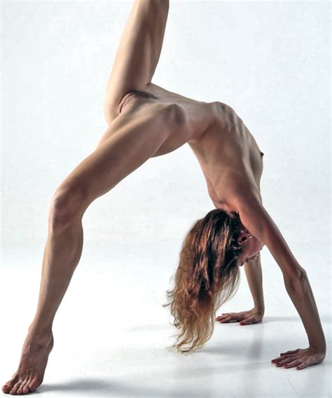 Nude Gymnast Posing Rufus96