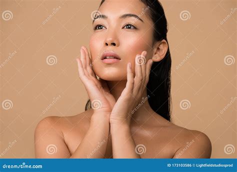 Belle Fille Asiatique Nue Touchant Le Visage Photo stock Image du visage santé