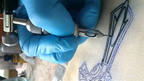 May 28, 2020 · the tattoo is a good luck charm for a sailor, reflecting hopes of a safe return home and reminding them of what's important. Tattooing on pig skin - YouTube