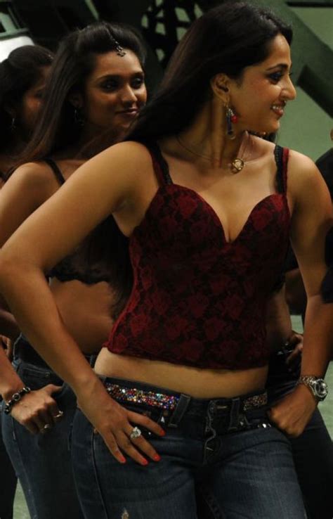 Anushka sharma flaunts hot thighs. Aali Lahar Kela Kahar: Anushka Shetty Thighs Show