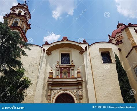 Fasad Av En Katolsk Kyrka I Centret I Toluca Mexico Arkivfoto Bild