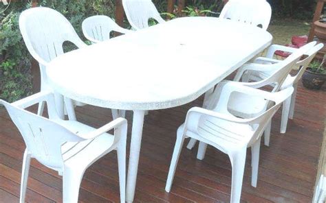 10 trucs pour nettoyer les chaises de jardin blanches  Chaise de