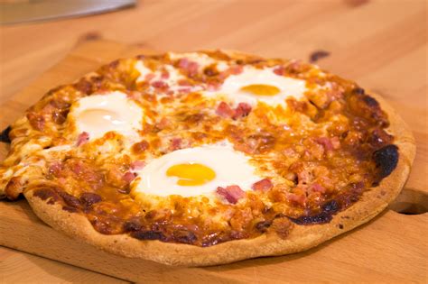 How To Make The Perfect Pizza Egg And Bacon Aussie Pizza Steves