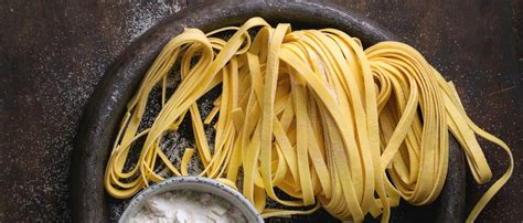 La ricetta è molto semplice, basta seguire passo versate 600 gr di semola di grano duro e 100 gr di farina 0 in una ciotola per planetaria. Pasta fresca fatta in casa con planetaria: la ricetta e ...