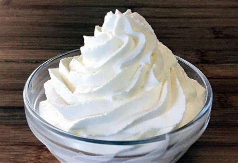 Tuangkan 1 cup heavy cream ke dalam mangkok. Resep Whipped Cream - Resepedia