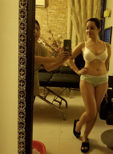Pakistani Singer Rabi Pirzada Nude Photos And Video Leaked