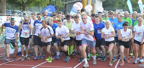 Maybe you would like to learn more about one of these? Der Start des Firmenlaufs: In der ersten Reihe stehen die ...