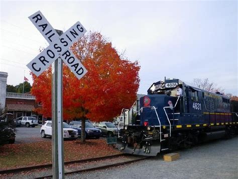 The Ultimate Fall Train Ride In Georgia Is From Blue Ridge Scenic Railway