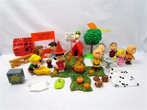Peanuts Its The Great Pumpkin Charlie Brown Halloween Figures Playset