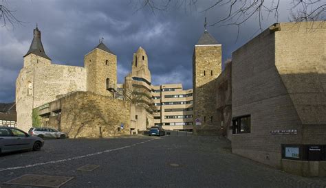 Geheime forschungsstationen auf den vereisten gipfeln der alpen, die nur mit dem helikopter zu erreichen sind, eine villa aus gewölbtem beton, in dessen pool man das gefühl hat, dass der beckenrand nahtlos mit dem gebirgigen horizont jenseits der dürren kalifornischen wüste abschließt. Der Brutalismus und die digitale Denkmalwelt | Monumente ...