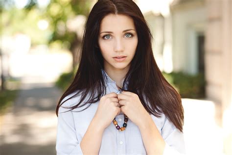 Emily Rudd Brunette Blue Eyes Hands On Chest Necklace Looking At Viewer My Xxx Hot Girl