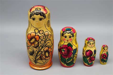 Set Of Wooden Nesting Dolls Hand Painted Russian Matryoshka Vintage Nesting Ssian