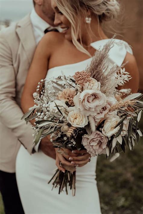 25 Impressive Fall Wedding Bouquets For October Brides To Inspire