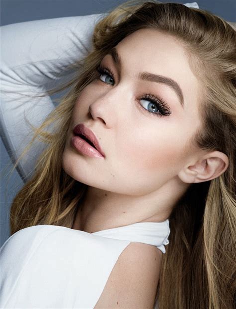 Gigi Hadid Looks Flawless In New Maybelline Campaign Daily Mail Online
