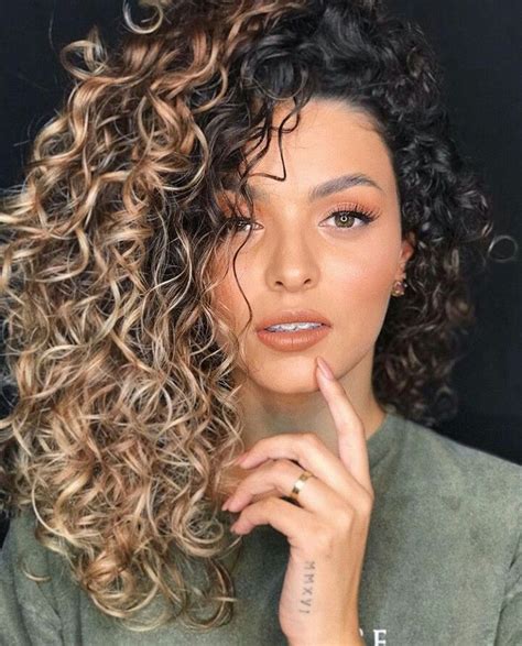 Pin By Melissa Synnott On Cabelos Curly Hair Styles Balayage Hair Beautiful Curly Hair