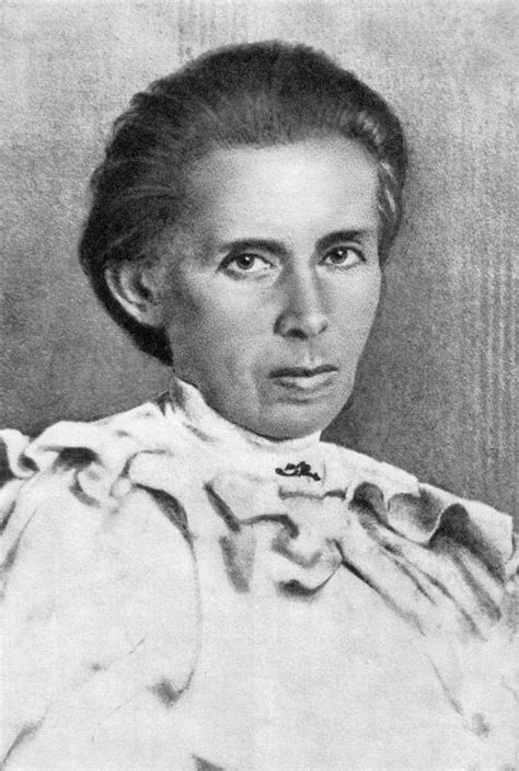 Через туберкульозу кісток жінка все життя змушена була кульгати. Фото Лесі Українки, 1913 р.