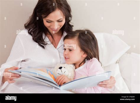 Madre Leyendo Un Cuento A Su Hija Fotografía De Stock Alamy