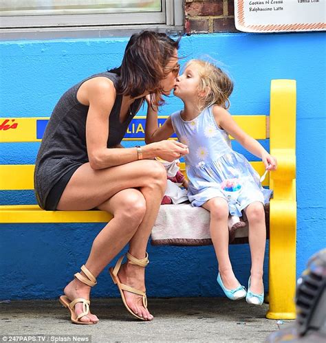 Bethenny Frankel Takes Daughter Bryn Out For Ice Crean And Is Thanked With A Kiss Daily Mail