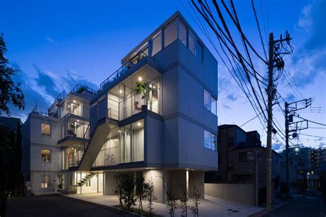 Apartment In Nishiazabu By Salhaus Contains Protruding Terraces