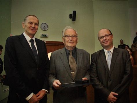 Ve věku 91 let zemřel herec karel urbánek. Emeritní přednosta Neurologické kliniky LF Karel Urbánek ...