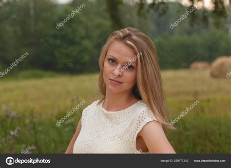Sexy Mädchen Blondine Auf Einem Grünen Hintergrund Der Natur — Stockfoto © Yayimages 259777242