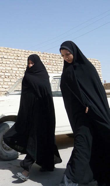walking in chador chador beautiful muslim women arab fashion