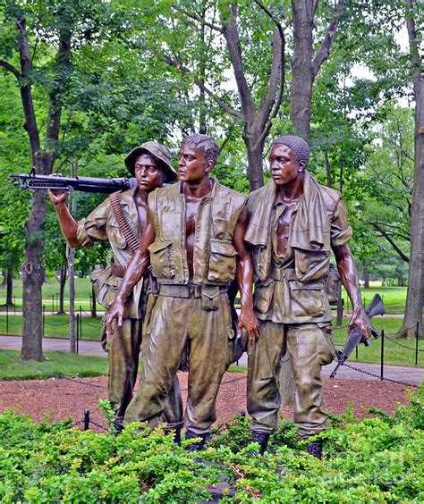 Vietnam War Memorial Three Servicemen Statue In Washington Dc