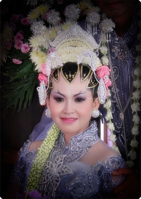 Perbedaan Busana Adat Antara Jogjakarta Dan Surakarta - Tirasenna wedding
