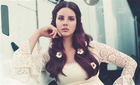 Lana Del Rey Lanza Libro De Sus Poemas Violet Bent Backwards Over The Grass La Verdad Noticias