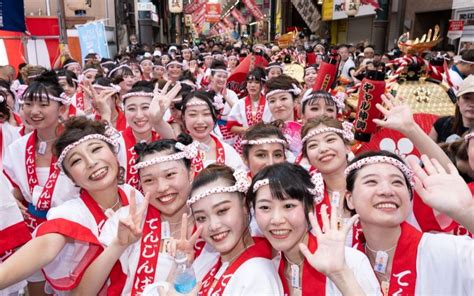 〈写真多数〉ハッピ姿のギャル80人が汗を流して入り乱れ「わっしょい！」「わっしょい！」大阪・天神橋筋商店街を練り歩いた4年ぶりの“ギャルみこし” 文春オンライン