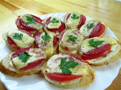 Горячие бутерброды с колбасой помидорами и сыром в микроволновке рецепт с фото пошагово и