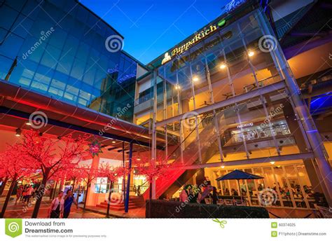 This building is located in damansara utama, a suburb in the northern part of petaling jaya, selangor. The Curve Shopping Mall Damansara Editorial Image - Image ...