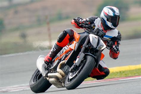 One that nearly cost me my life. 2020 KTM 1290 Super Duke R Review (19 Fast Facts)