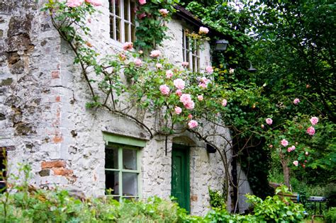 Es ist ein einfamilienhaus mit einem wintergarten und einem balkon. Romantisches Haus Mit Rosen Stockbild - Bild von eindeutig ...
