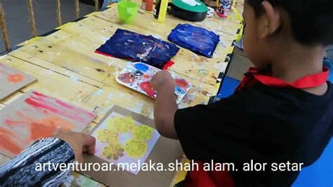 Artventuroar - Anaqi 3y buat gift box hari Ni. Lepas siap,...